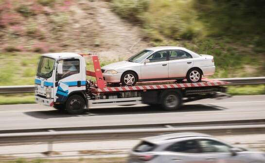 Transport pojazdów na lawecie po zakupie uszkodzonego auta – oferta dla klientów z Chrzanowa