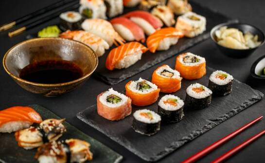 Jakie są najpopularniejsze rodzaje sushi dostępne z dostawą?