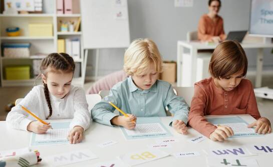 Jak nasze zajęcia wspierają rozwój umiejętności słuchania u dzieci?