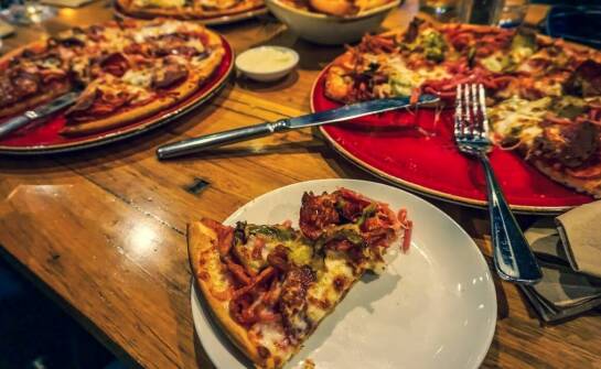 Najlepsza pizza w Poznaniu – co sprawia, że klienci wracają do naszej pizzerii?