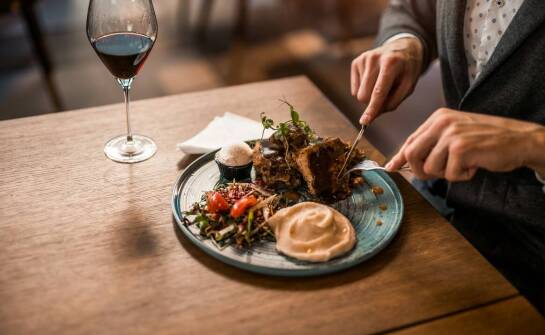 Karkówka z dzika: jak wprowadzić ją do codziennego menu w domu i restauracji?