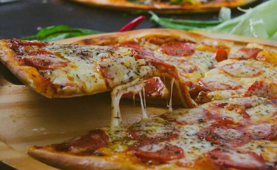 Wyjątkowe połączenia smakowe – co oferuje pizza faszerowana w Poznaniu?