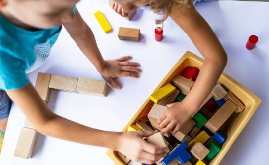 Jakie są korzyści z zabawy różnorodnymi zestawami figurek Playmobil?