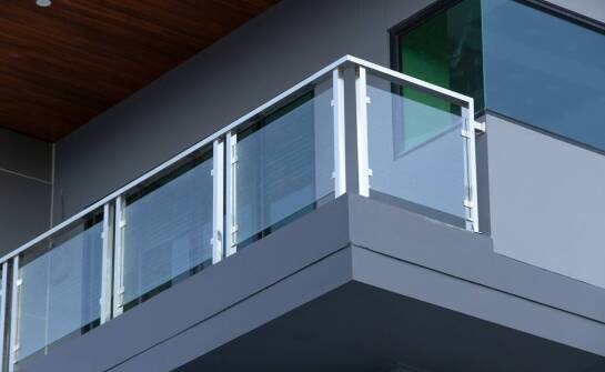 Balustrady balkonowe a ochrona przed korozją – jakie rozwiązania są dostępne?