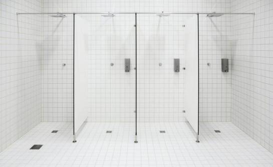 Kabiny sanitarne prysznicowe z drzwiami wahadłowymi: zalety i zastosowania