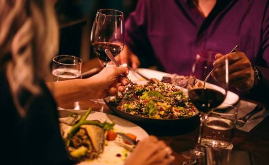 Jakie potrawy inspirowane lokalnymi produktami oferuje restauracja hotelowa?