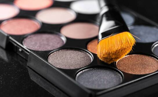 Eyelinery w hurcie — które formuły i aplikatory cieszą się największym zainteresowaniem?