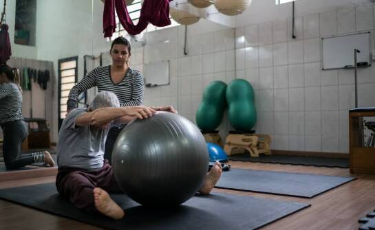 Jak terapia ruchem wspiera proces rehabilitacyjny seniorów?