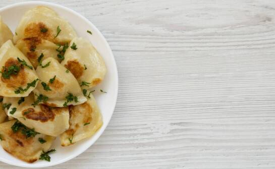 Dlaczego warto spróbować polskich pierogów w restauracji?