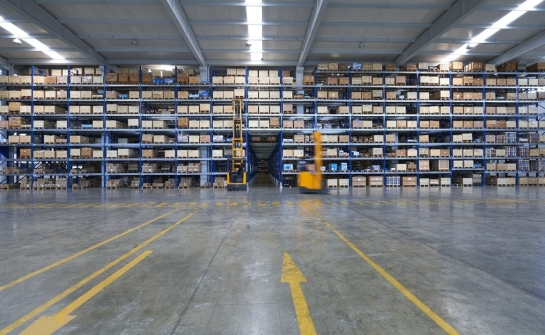 Jak efektywna obsługa magazynowa wpływa na logistykę produktów spożywczych?