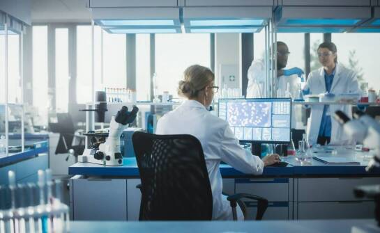 Jak wdrażanie strategii zarządzania danymi wpływa na efektywność w sektorze farmaceutycznym?