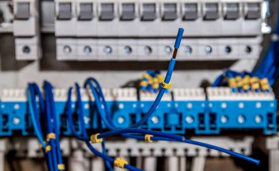 Wpływ kapturów termokurczliwych na efektywność operacyjną w magazynach