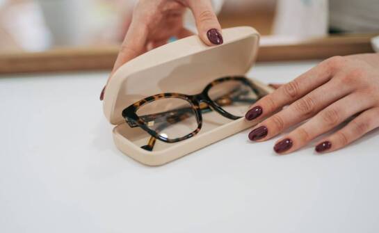 Stylowe okulary korekcyjne damskie: jak podkreślić swoją osobowość?