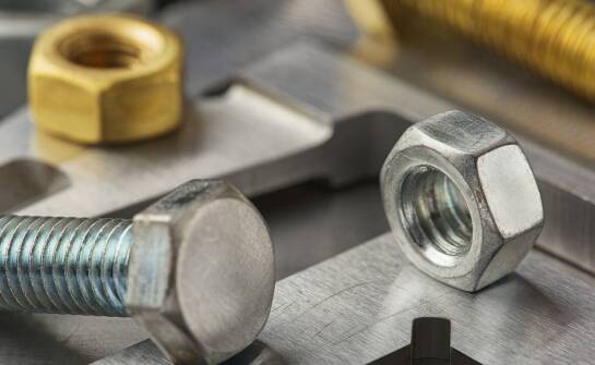 Metalowe produkty w budownictwie: jak zapewnić ich trwałość i odporność?