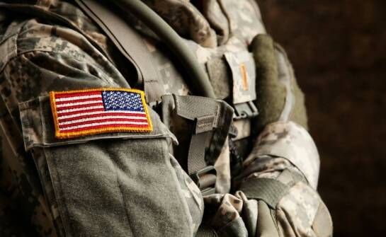 Jakie materiały dominują w produkcji nowoczesnych ubrań militarnych?