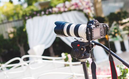 Jak wynajem profesjonalnego sprzętu fotograficznego wpływa na jakość zdjęć z przyjęć okolicznościowych?