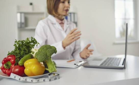 Wie wirkt sich die Unterstützung durch einen Ernährungsberater auf die Effektivität eines Trainingsplans zum Abnehmen aus?