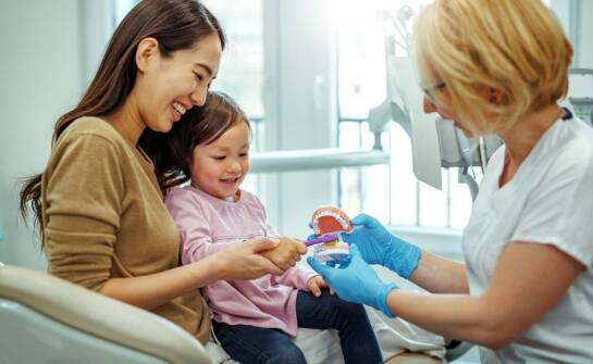 Jakie zabiegi profilaktyczne oferuje dentysta złotów dla dzieci?