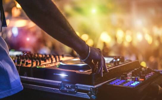 Kluczowe elementy udanej obsługi imprez firmowych - co oferuje profesjonalny DJ?