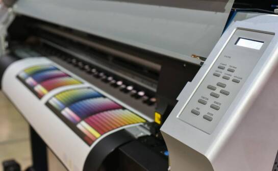 Plotery drukujące a personalizacja produktów – możliwości i ograniczenia