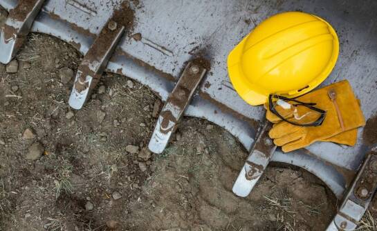 Jakie są kluczowe aspekty instalacji dekla plastikowego w różnych warunkach gruntowych?