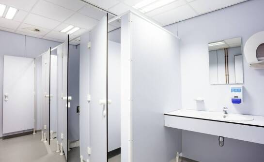 Kontenery sanitarne na budowie – jak zapewniają higieniczne warunki pracy?
