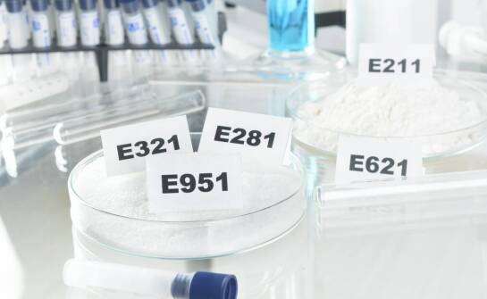Jakie są najważniejsze kryteria przy zakupie odczynników chemicznych dla laboratorium?