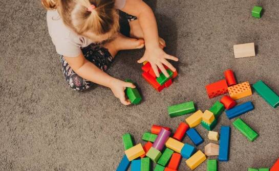 Zabawki edukacyjne: rola klocków drewnianych w rozwoju poznawczym dzieci