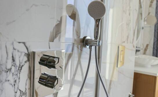 Wie installiert man eine Duscharmatur an der Badewanne?