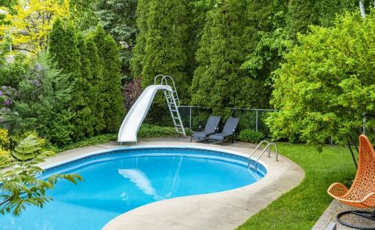 Wie halten Sie Ihren Garten-Swimmingpool die ganze Saison über sauber?