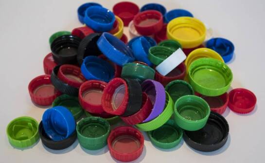 Jak zakrętki do butelek plastikowych PET wpływają na szczelność opakowań?