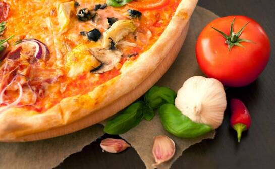 Jak piec opalany drewnem wpływa na smak pizzy?