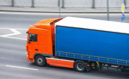 Jak plandeki samochodowe na wymiar wpływają na ochronę ładunków podczas transportu?