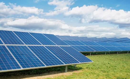 Wpływ zastosowania trackerów fotowoltaicznych na niezależność energetyczną instytucji publicznych