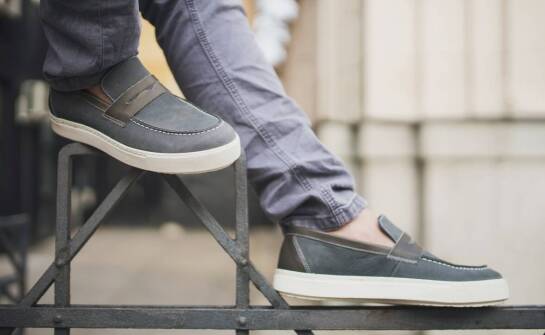 Jak nosić męskie sneakersy w stylizacjach sport casual?