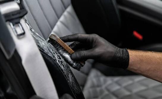 Usługi tapicerskie w renowacji zabytkowych samochodów – co oferują specjaliści?