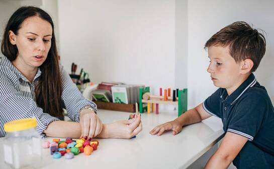 Jak terapia behawioralna wspiera rehabilitację dzieci z niepełnosprawnościami?