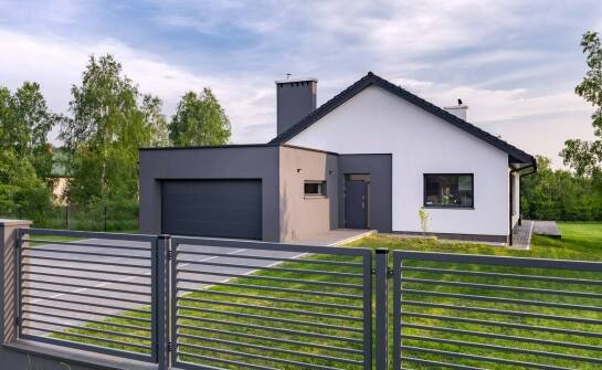 Różnorodność wzorów i kolorów w ogrodzeniach betonowo-metalowych