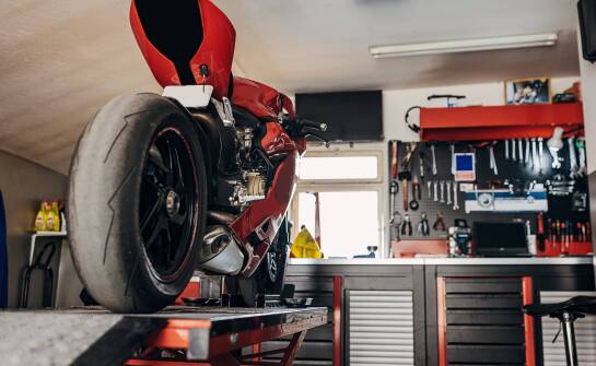 Podnośniki kolumnowe a bezpieczna obsługa motocykli i quadów