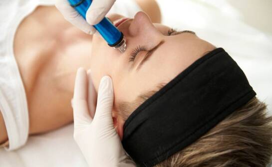 Dermapen w pielęgnacji skóry dojrzałej – jak często powtarzać zabieg?