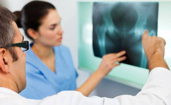 W jaki sposób ortopedzi wspierają pacjentów z osteoporozą?