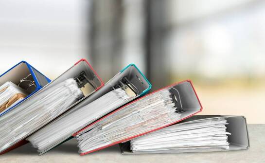 Zastosowanie klipsów w biurze – jak zwiększają one organizację pracy?