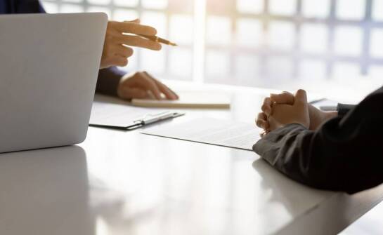 Jak przygotować się do negocjacji warunków wynajmu noclegów pracowniczych?