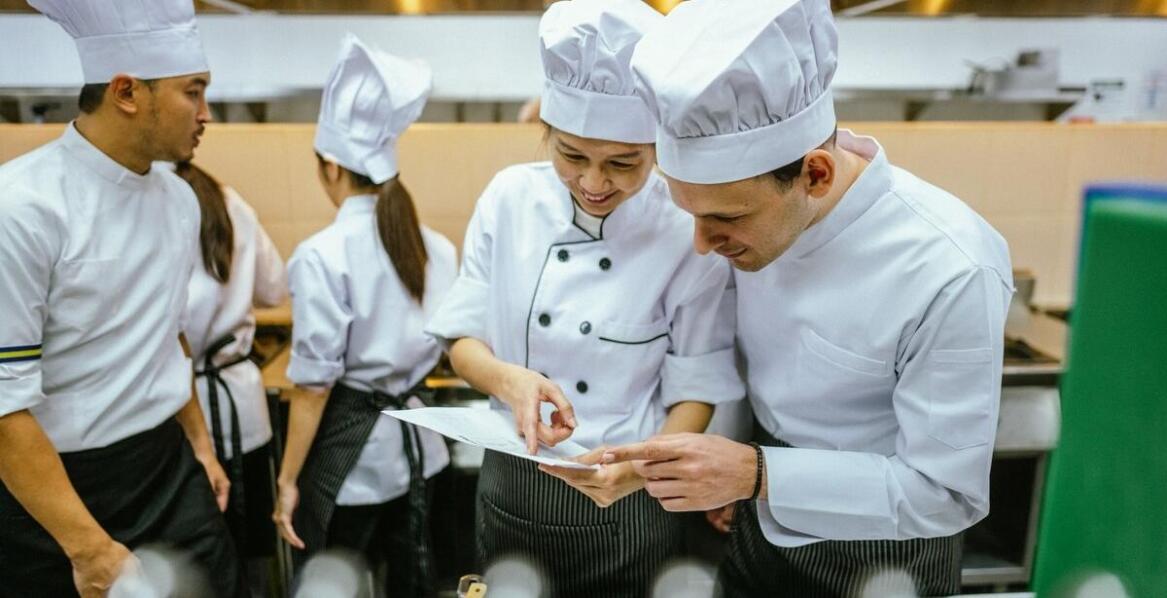 Dlaczego warto inwestować w spodnie kuchenne z wysokiej jakości materiałów?