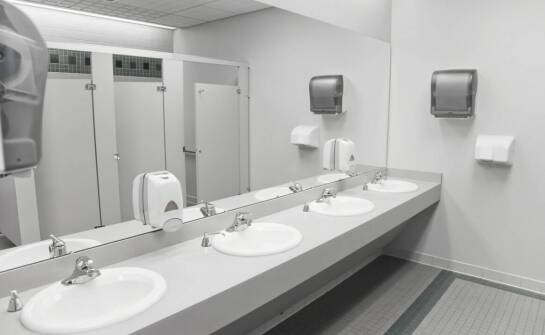 Przewijaki dla dzieci w miejscach użyteczności publicznej – jakie normy muszą spełniać?