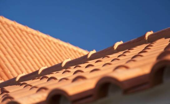 Trwałość i estetyka dachówek ceramicznych: co je wyróżnia?