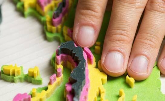 Jakie unikalne kształty oferują puzzle drewniane i co je wyróżnia?