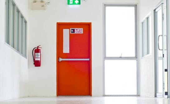Zalety bram przeciwpożarowych przesuwnych w budynkach przemysłowych