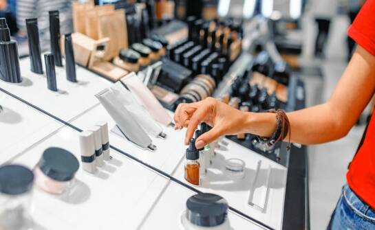 Jak producent francuskich perfum lanych dba o zgodność z normami jakościowymi?
