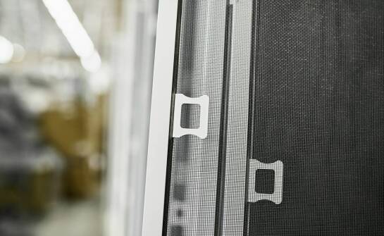 Jak uchwyt do stelaży może wpłynąć na zdrowie kręgosłupa pracowników?
